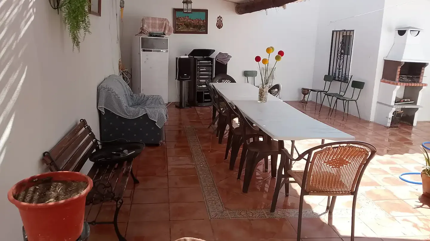 Mesa larga con sillas para todo el grupo, junto a la cocina